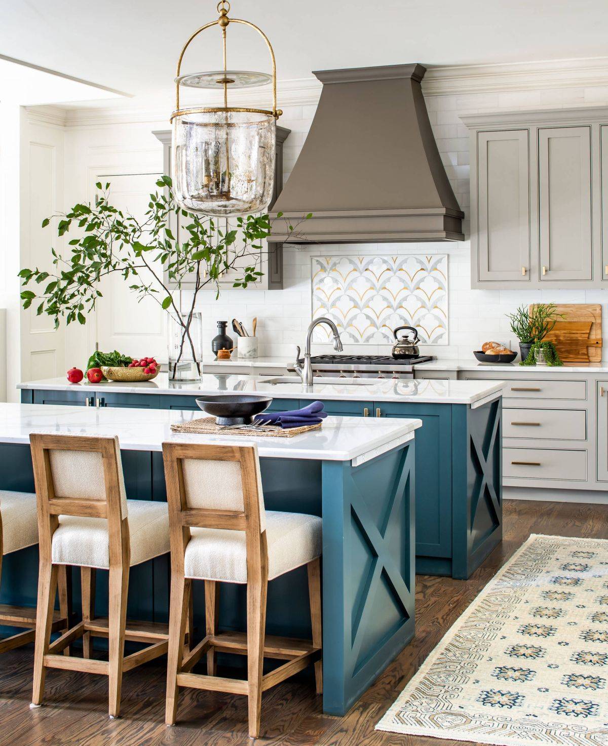 Đảo bếp đôi màu xanh lam với mặt bàn màu trắng hoàn toàn phù hợp cho nhà bếp theo phong cách trang trại hiện đại.