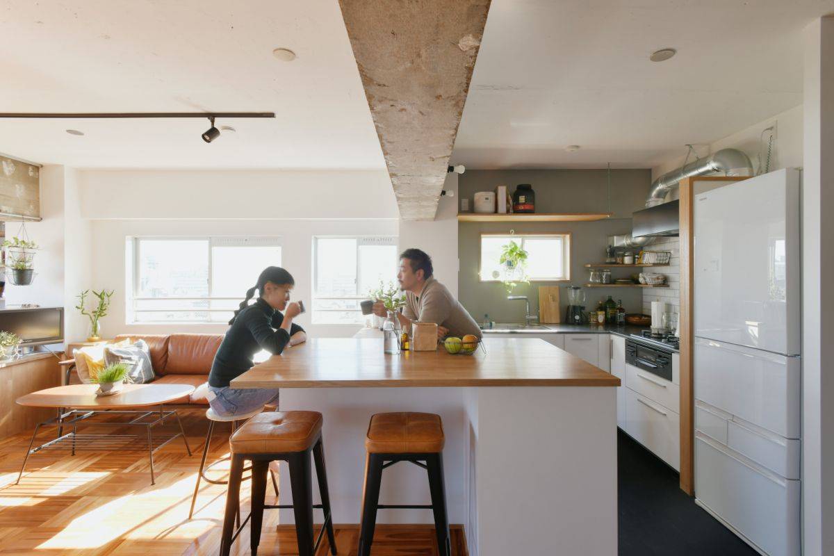 Bếp và phòng khách được thiết kế theo phong cách mở hiện đại, ngập tràn ánh sáng.