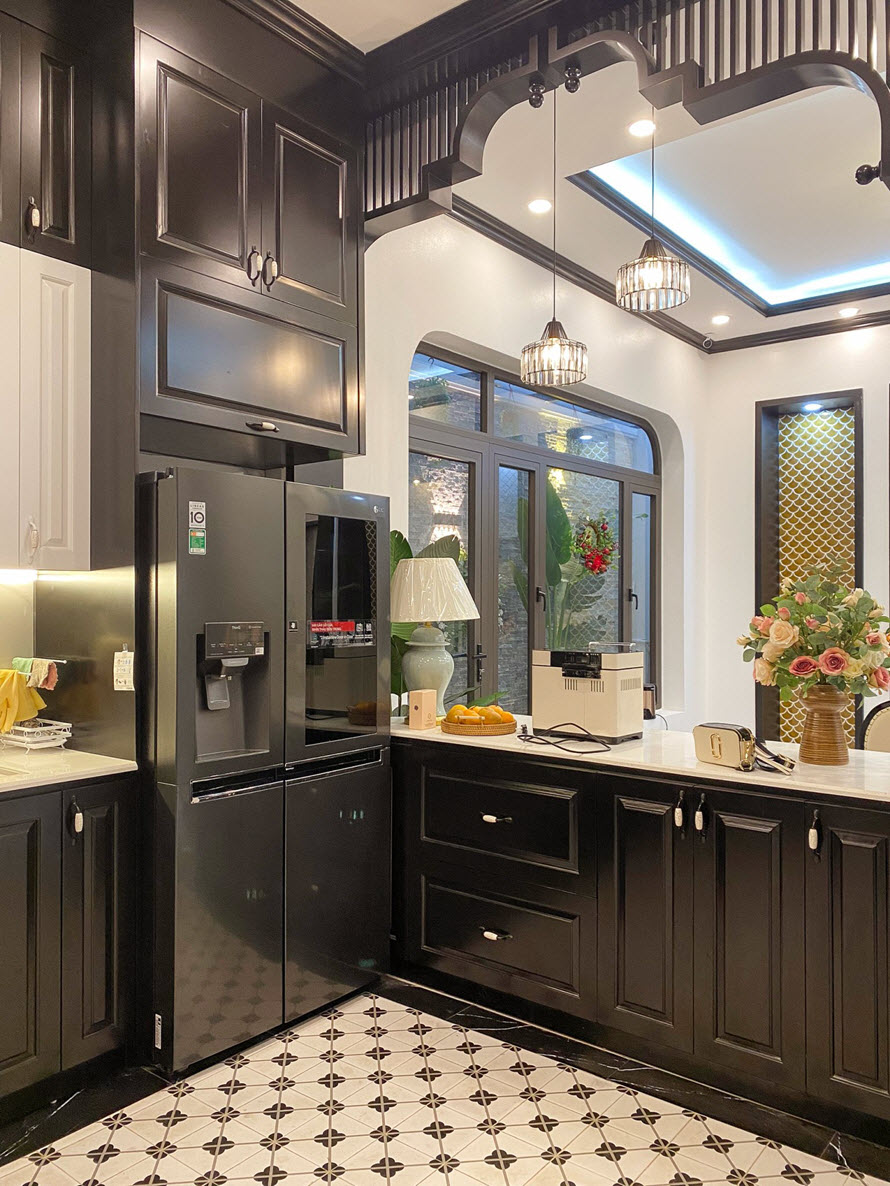 Hệ tủ bếp tông màu đen tuyền sang trọng, giúp gia tăng chiều sâu cho không gian bếp.
