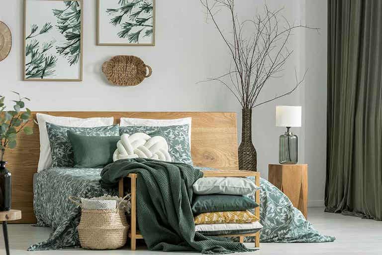Phòng ngủ được trang trí với sắc xanh ô liu nhẹ nhàng, tạo cảm giác an yên.