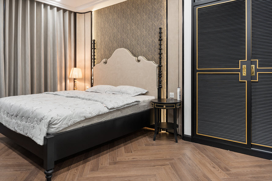 Nội thất phòng ngủ master được thiết kế theo tiêu chí tối giản mà sang trọng, tiện nghi.