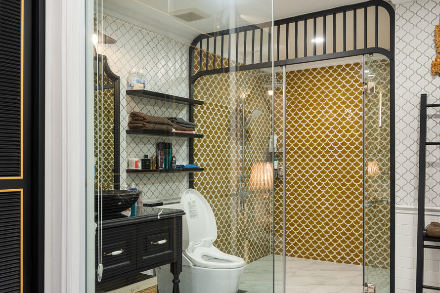 Thiết kế nội thất phòng tắm sang trọng với điểm nhấn là gạch ốp vảy cá màu vàng đồng sáng bóng. Đây thực sự là không gian thư giãn thoải mái nhất sau một ngày làm việc vất vả.