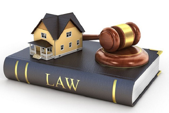 hình ảnh cuốn sách luật, bên trên là mô hình ngôi nhà, búa pháp luật