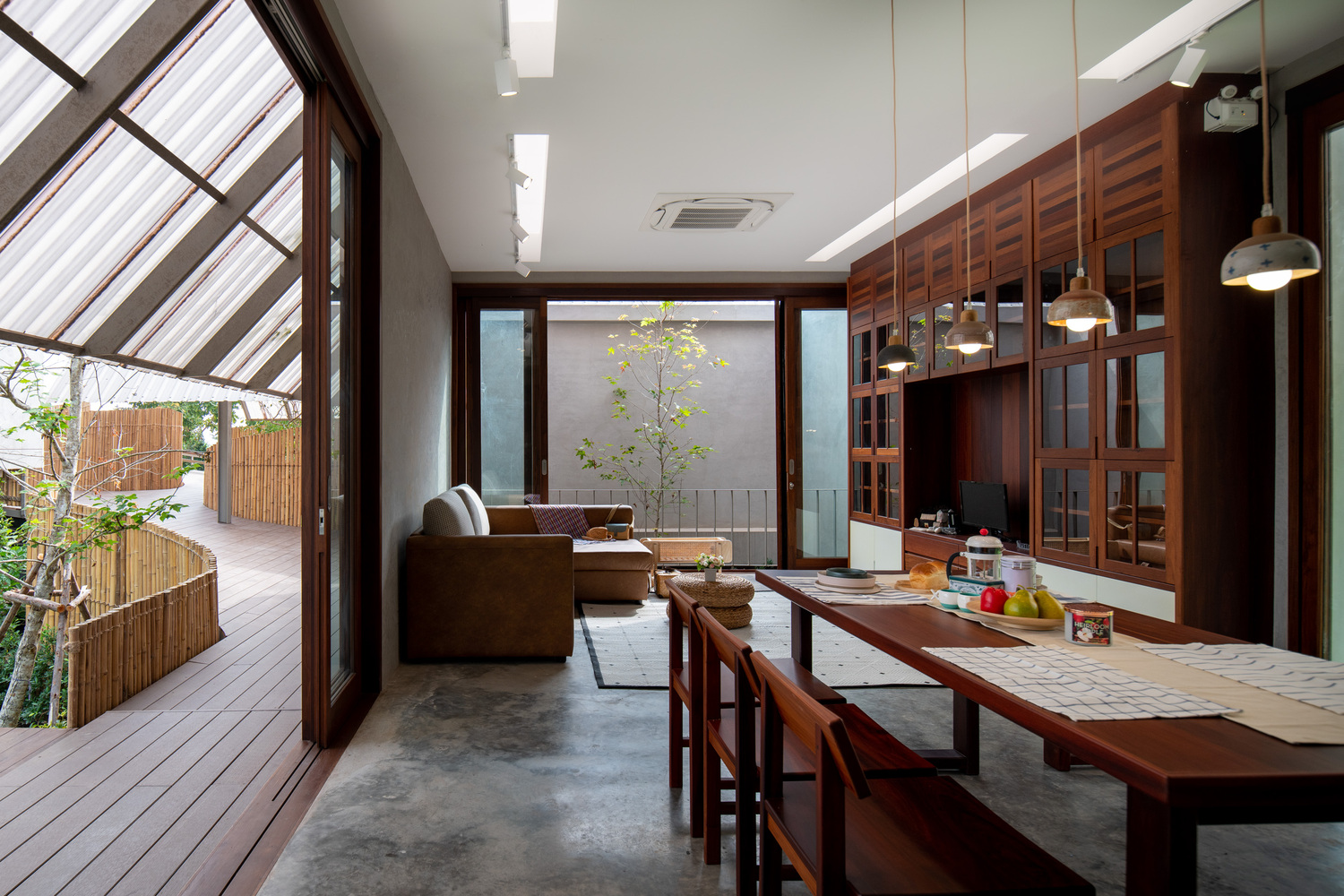 Không gian nội thất được thiết kế theo phong cách hiện đại tối giản với phòng khách liên thông khu bếp nấu và phòng ăn.