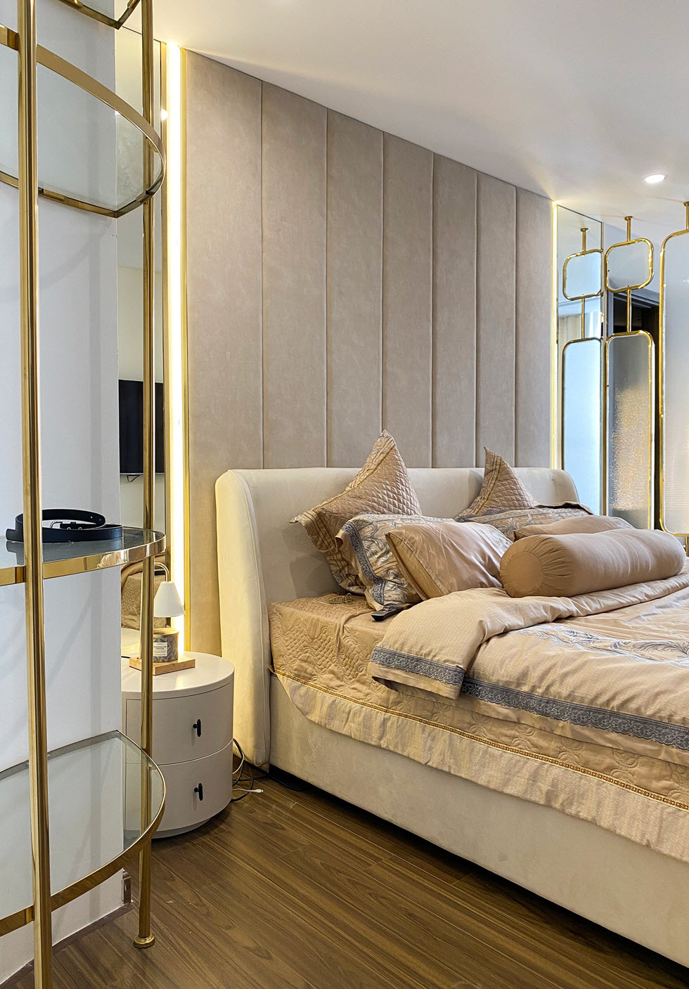 Phòng ngủ master được thiết kế với nội thất cao cấp tông màu be sữa thanh lịch, tinh tế.