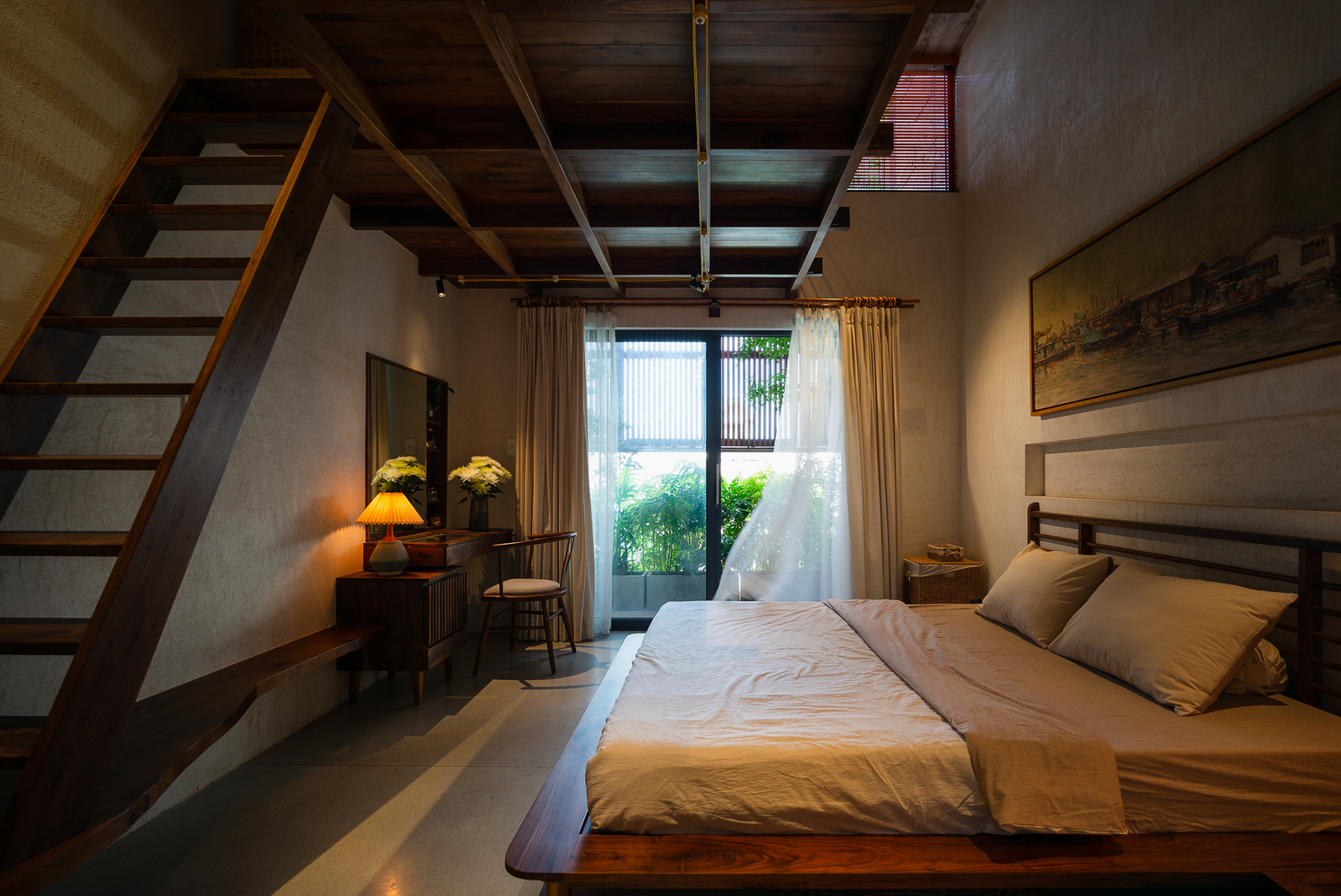 Phòng ngủ thiết kế tối giản, thoáng sáng, nhìn ra khoảng xanh dịu mát.