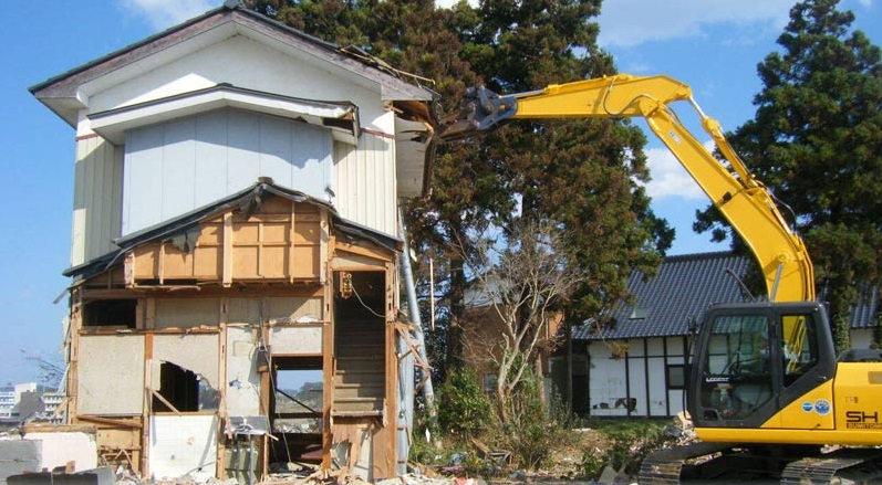 Nhà ở xây dựng sai phép bị cưỡng chế tháo dỡ. 