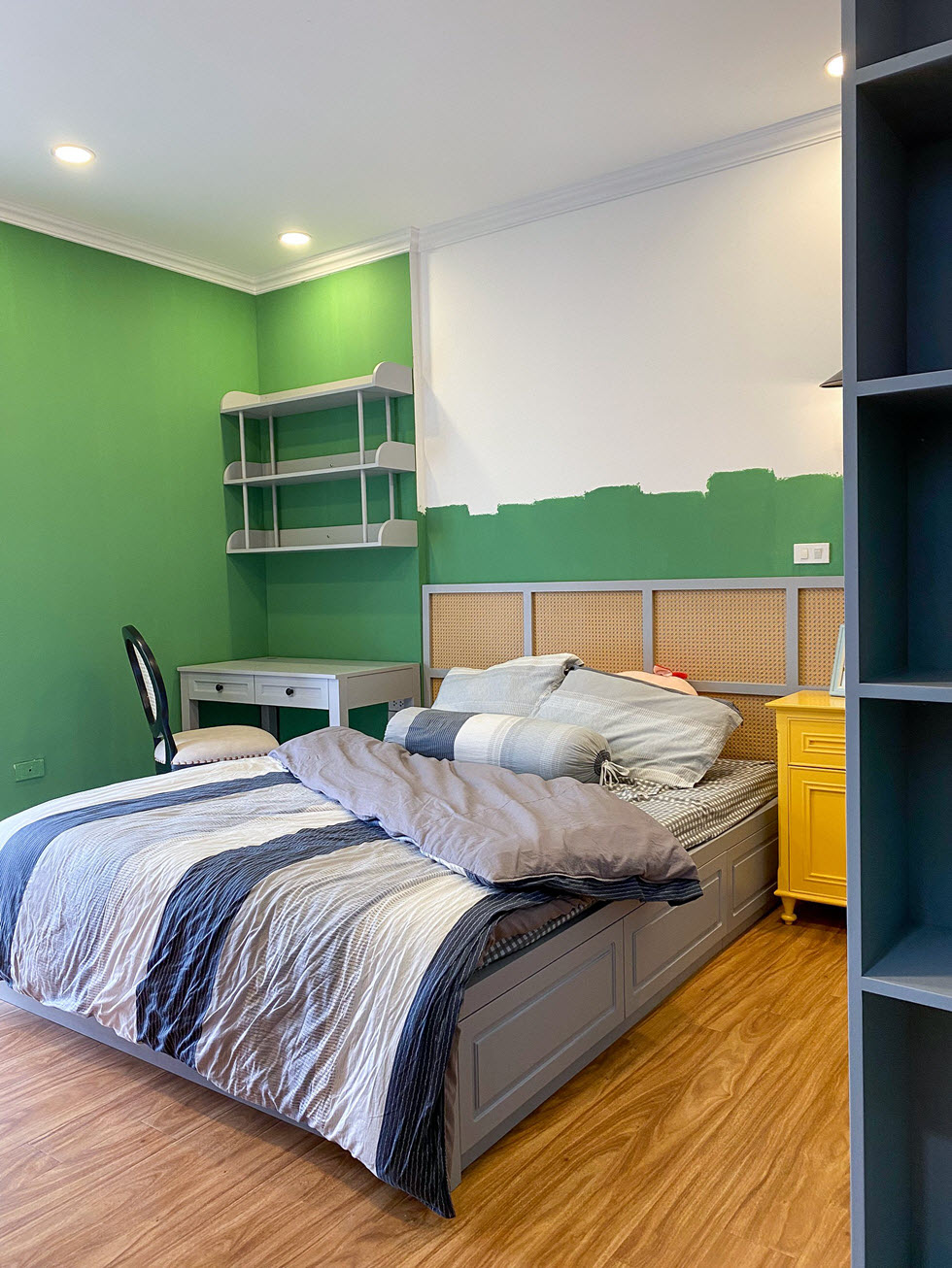 Với cách phối màu tinh tế, vừa đủ, sắc xanh lá tạo cảm giác nhẹ nhàng, thư thái cho không gian phòng ngủ.
