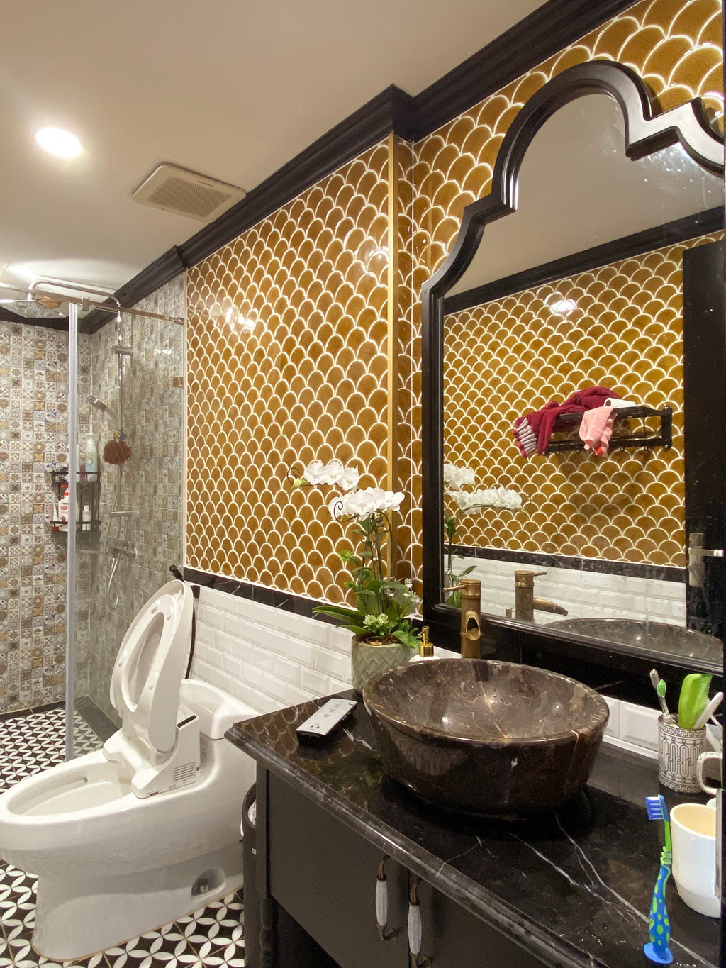 Phòng tắm phong cách Indochine tiên nghi, sang trọng.