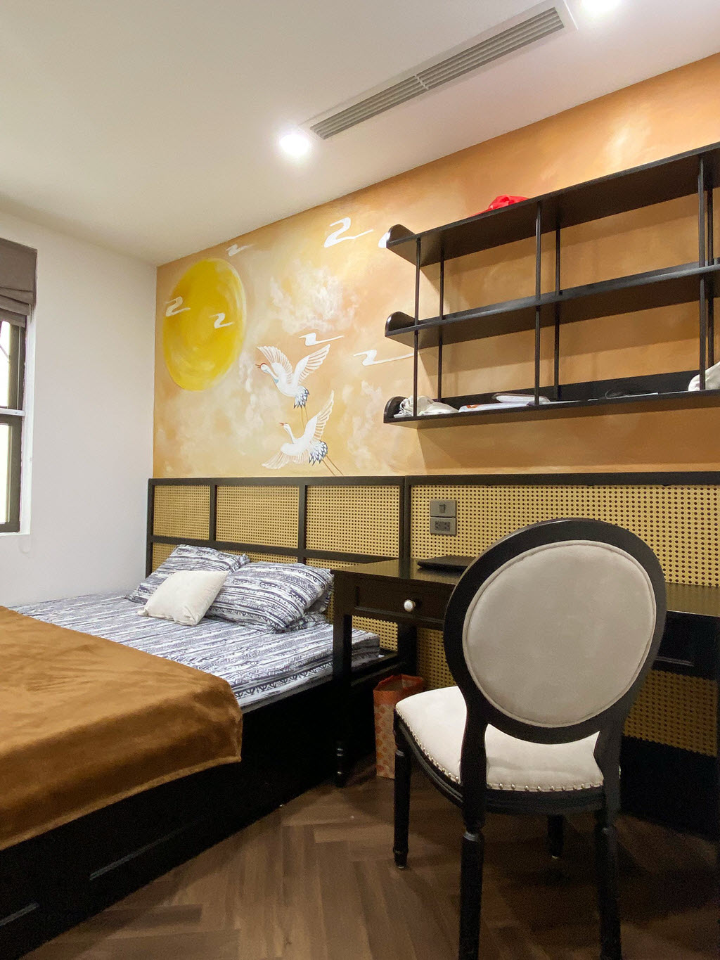 Phòng ngủ thứ hai có thiết kế nội thất tương tự phòng ngủ master với tranh tường mang lại cảm giác thư giãn, bình yên.