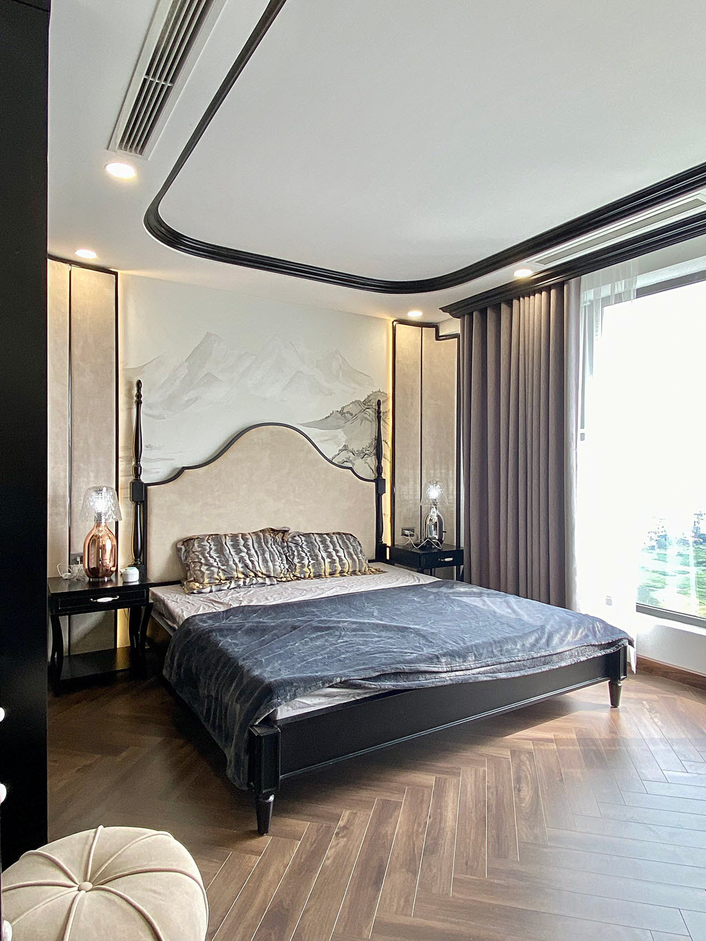 Phòng ngủ thứ ba sử dụng bảng màu xám trung tính chủ đạo, mang lại vẻ thanh lịch, tinh tế cho không gian nghỉ ngơi, thư giãn.