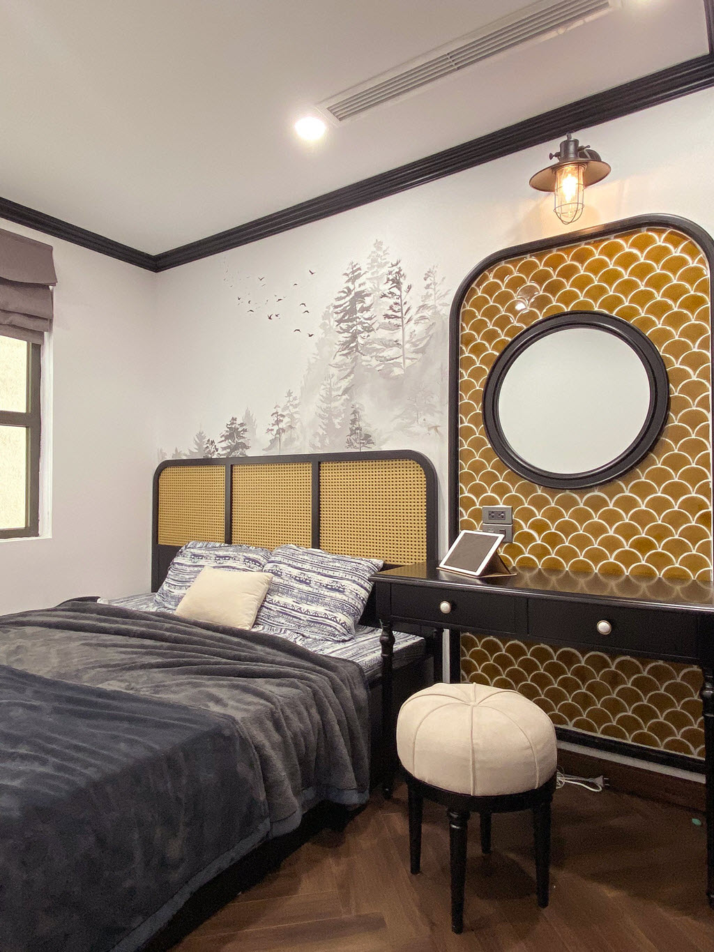 Phòng ngủ master hút mắt với họa tiết vảy cá màu vàng đồng sáng bóng, cạnh đó là tranh tường phong cảnh núi rừng bình yên.