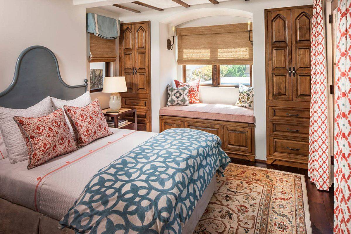 Phòng ngủ phong cách Địa Trung Hải hiện đại với chỗ ngồi bên cửa sổ ấm áp và bộ hệ tủ, ngăn kéo lưu trữ thông minh.