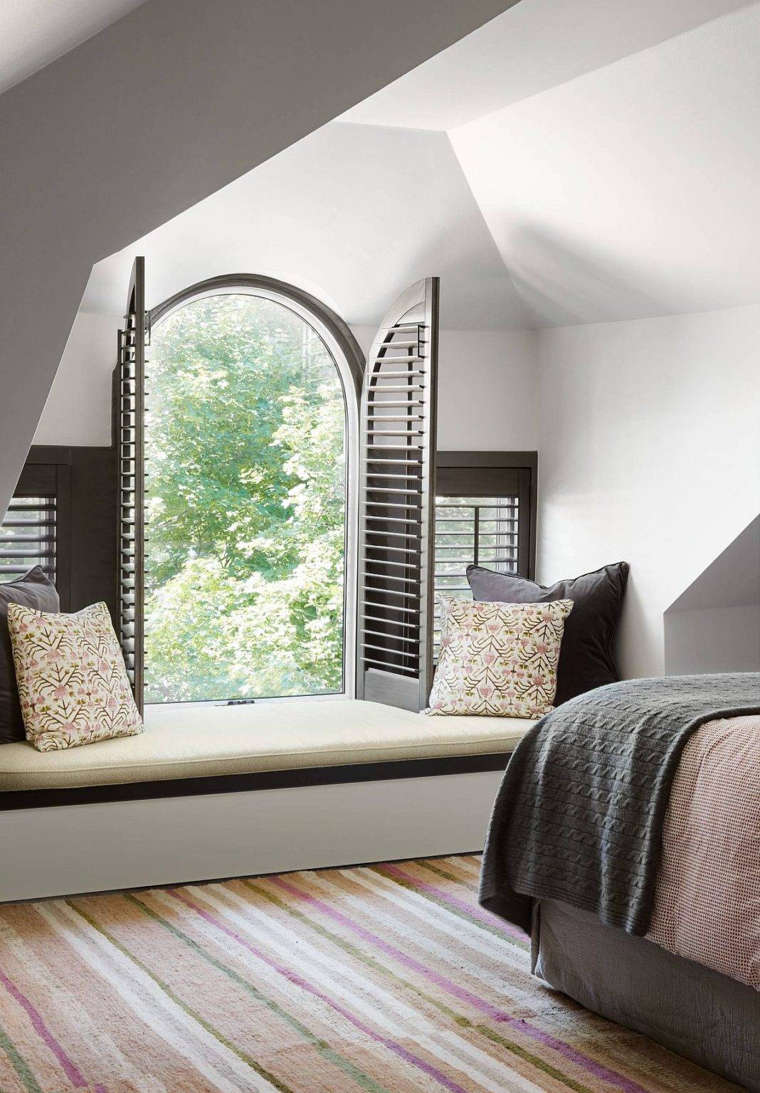 Thiết kế cửa sổ độc đáo khiến chỗ ngồi bên cửa sổ phòng ngủ trở nên đặc biệt hơn.
