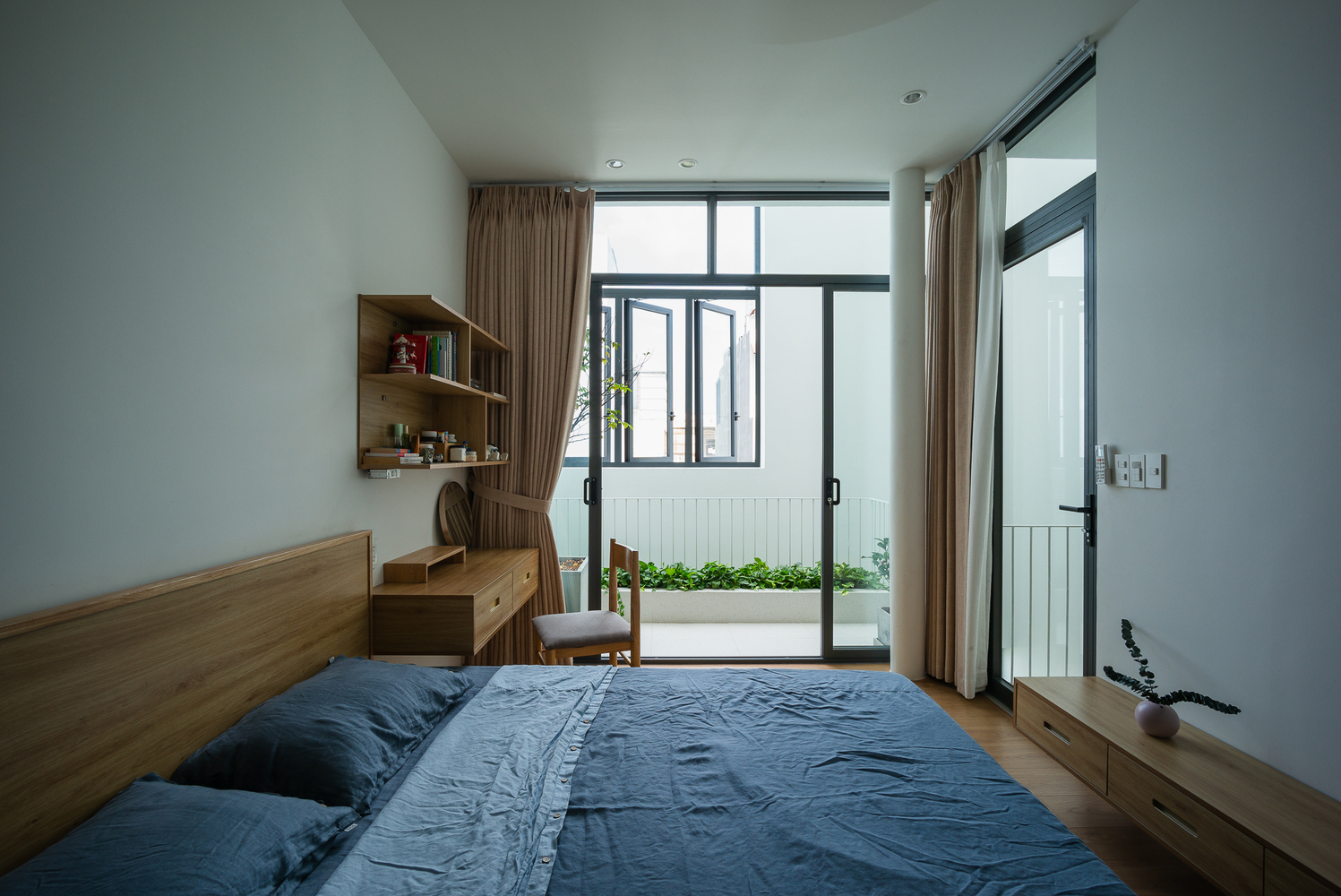 Thiết kế nội thất tối giản với bảng màu trung tính chủ đạo mang lại cảm giác thư giãn.