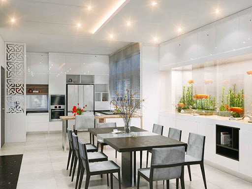 Không gian bếp kết hợp phòng ăn rộng thoáng, đủ đầy tiện nghi hiện đại. Tông màu trắng sáng chủ đạo mang lại cảm giác rộng rãi hơn.
