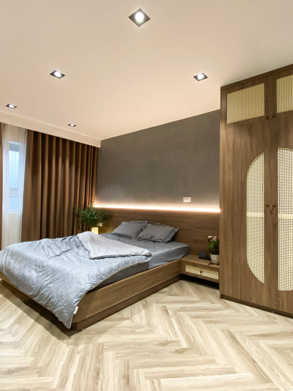 Đèn LED trang trí đầu giường cung cấp ánh sáng vừa đủ cho phòng ngủ, đồng thời tạo điểm nhấn ấm áp trên nền tường bê tông xám.