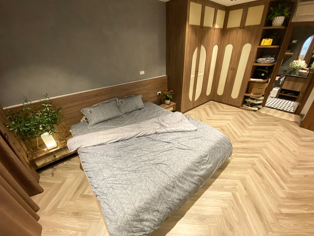 Không gian phòng ngủ master rộng thoáng, chuẩn chỉ phong cách Chiết Trung. Không quá nhiều đồ đạc và phụ kiện trang trí nhưng căn phòng vẫn rất ấm áp, thân thiện.