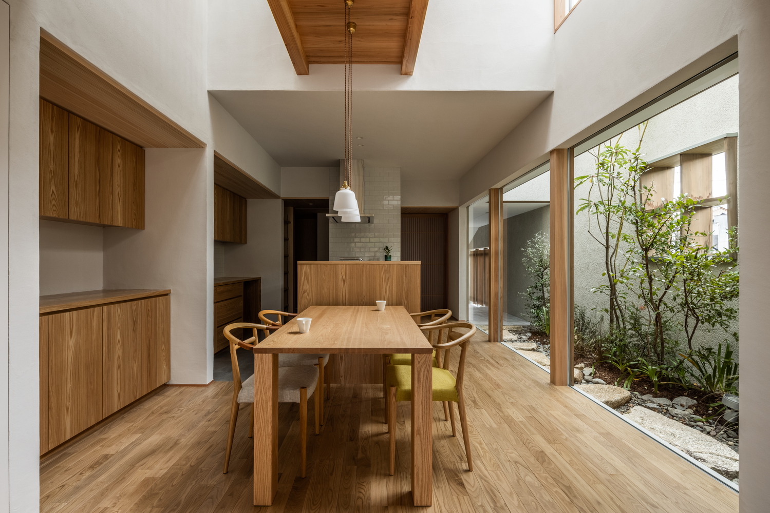 Không gian bếp và phòng ăn với nội thất gỗ ấm áp, thân thiện.