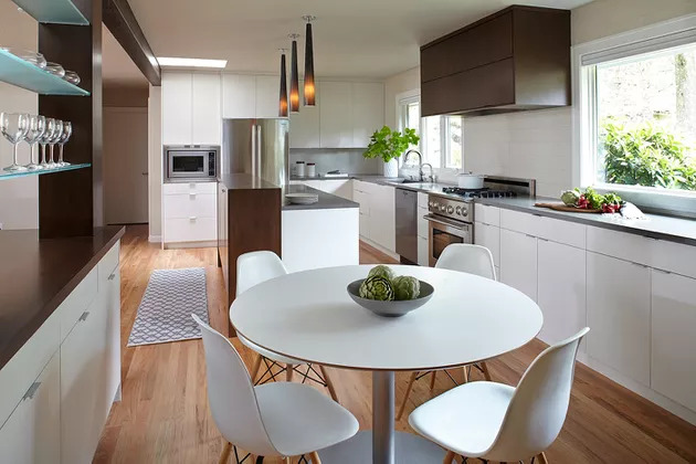 Nhà bếp tối giản với bộ bàn ăn hiện đại Nhà bếp tối giản màu trắng và nâu