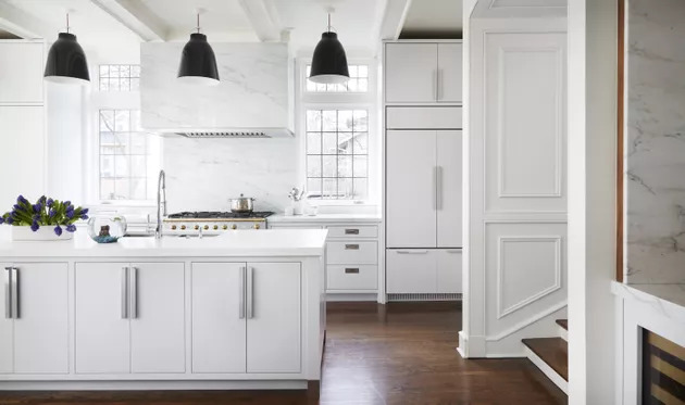 Tủ trắng kiểu dáng đẹp và tấm nền lát đá cẩm thạch trong nhà bếp hiện đại