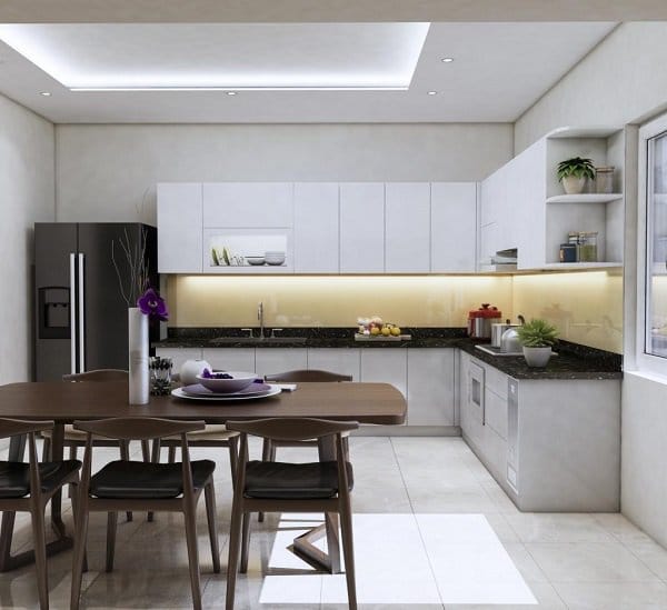 Phòng bếp ốp lát gạch màu trắng xám sạch sẽ, mang lại cảm giác rộng thoáng hơn. Bộ bàn ăn bằng gỗ tông trầm tối nổi bật.