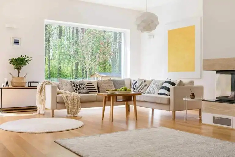Trang trí phòng khách năm 2022 sẽ ưu tiên bảng màu mang lại cảm giác thư giãn nhiều hơn.