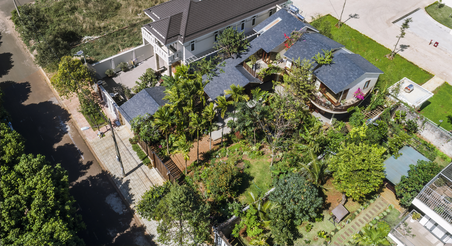 Toàn cảnh ngôi nhà nhìn từ trên cao với cây xanh bao phủ.
