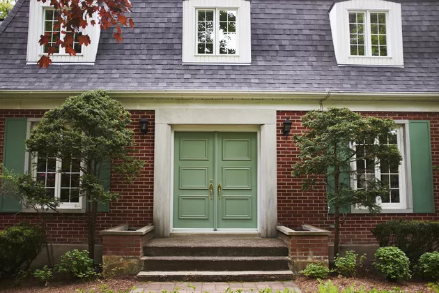 Với nhà hướng Đông, bạn có thể sơn mặt ngoài cửa chính màu xanh lá hoặc xanh mòng két để thu hút năng lượng tốt vào nhà.