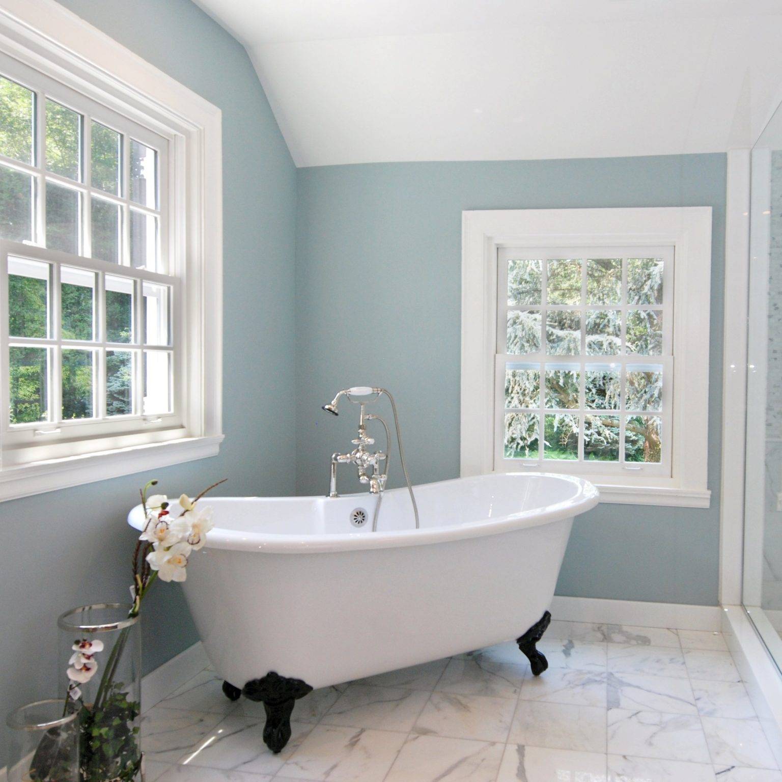 Sơn tường phòng tắm với màu xanh lam nhạt được các chuyên gia khuyến khích bởi nó mang lại cảm giác thư giãn tối đa.