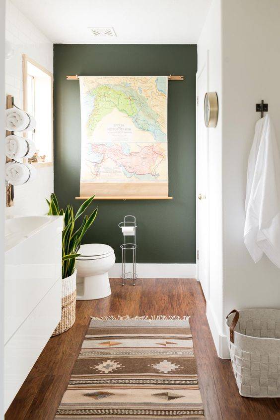 Mảng tường màu xanh lá cây đậm tạo điểm nhấn tinh tế, ấn tượng cho phòng tắm.
