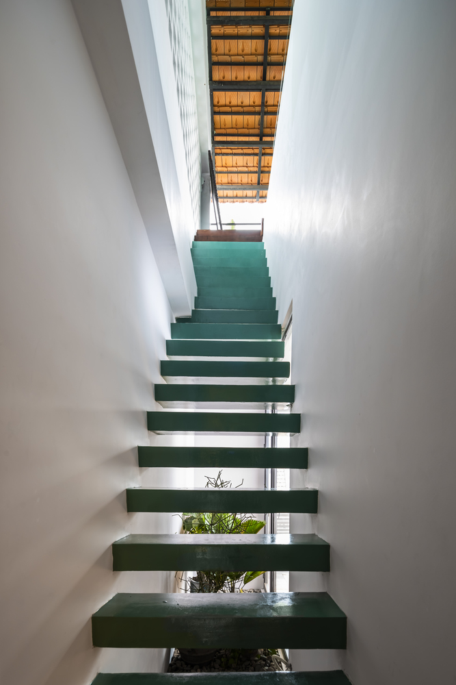 Trục cầu thang được bố trí về một phía ở nửa sau của ngôi nhà với thiết kế bậc hở thông thoáng, cho phép ánh sáng tự nhiên len lỏi vào mọi ngóc ngách.