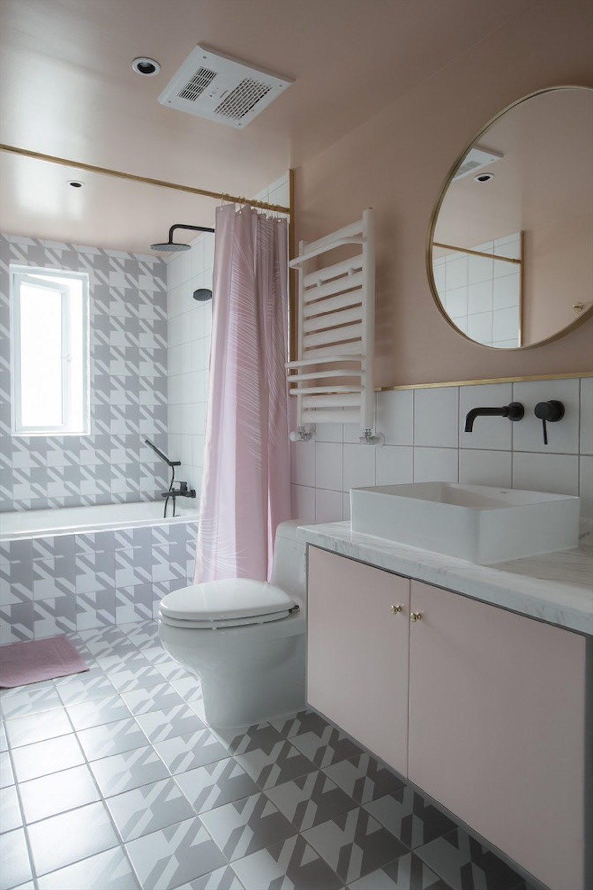 Phòng tắm là sự tổng hợp quyến rũ của gạch houndstooth tuyệt đẹp và các yếu tố trang trí màu hồng nhẹ nhàng.