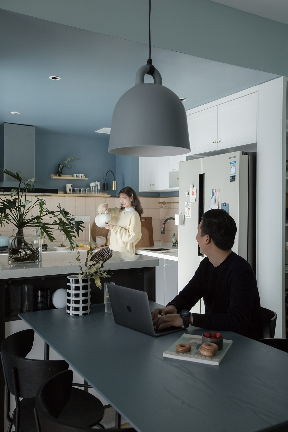 Nhà bếp và phòng ăn được thiết kế thành một không gian mở, cho phép hai vợ chồng trò chuyện với nhau thoải mái hơn trong khi làm các công việc cá nhân.