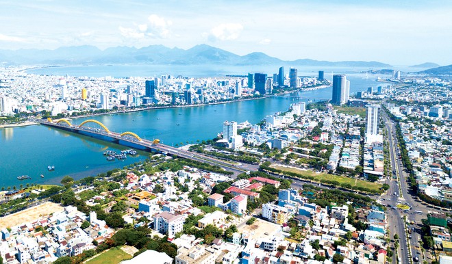 Hình ảnh một góc TP. Đà Nẵng nhìn từ trên cao với cầu bắc qua sông Hàn