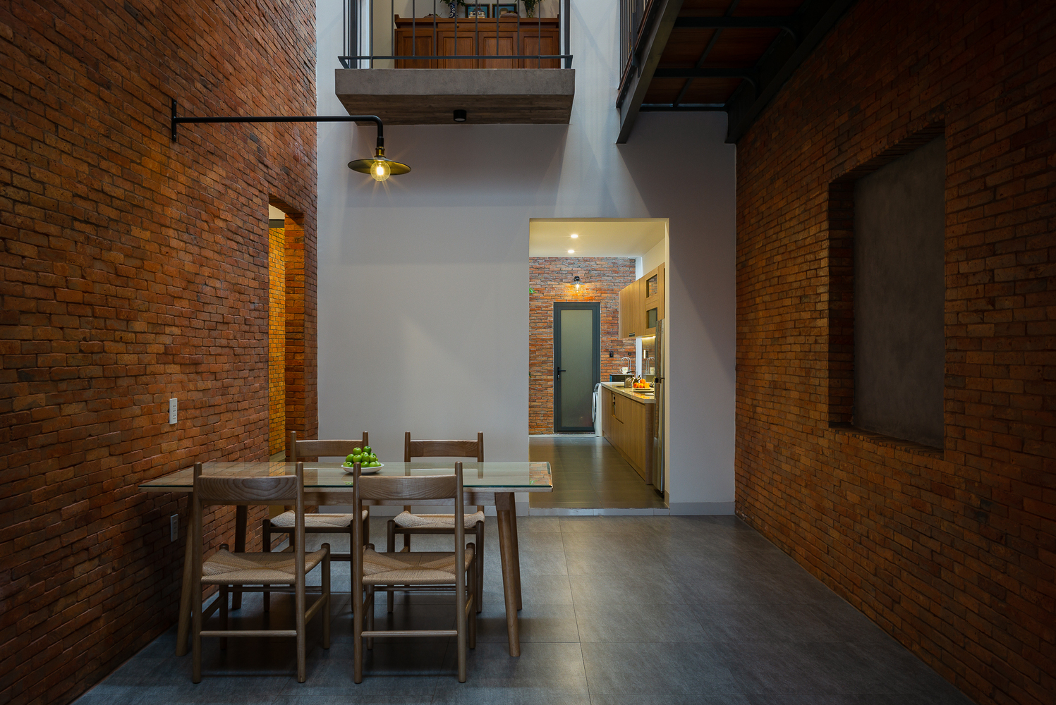 Phòng ăn được bao quanh bởi những bức tường gạch đỏ tạo cảm giác ấm cúng, thân thuộc.