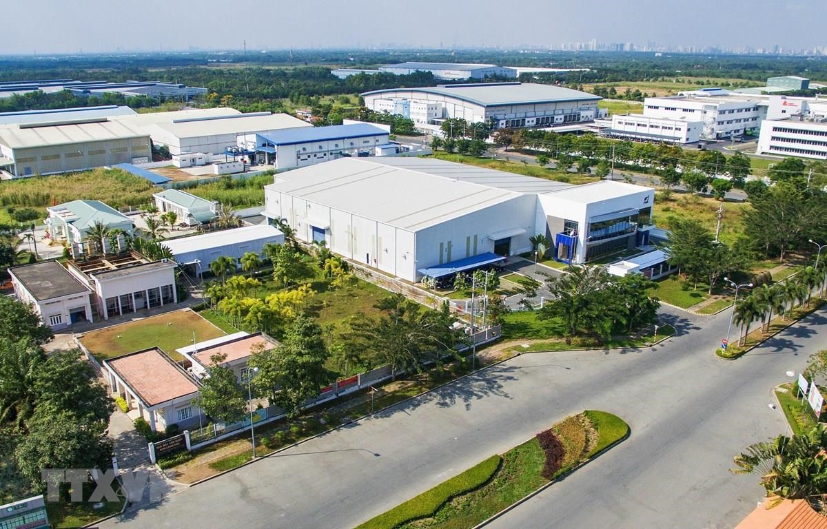 hình ảnh một khu công nghiệp nhìn từ trên cao với các nhà xưởng, nhà máy xen kẽ cây xanh