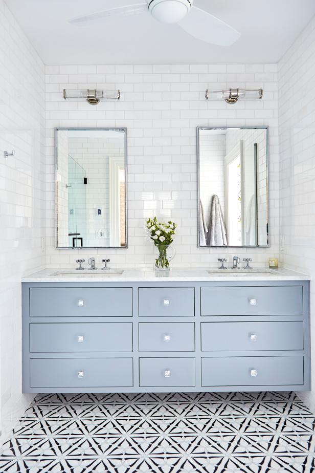 phòng tắm ngập tràn ánh sáng với gạch thẻ ốp tường màu trắng, tủ ngăn kéo sơn xanh lam
