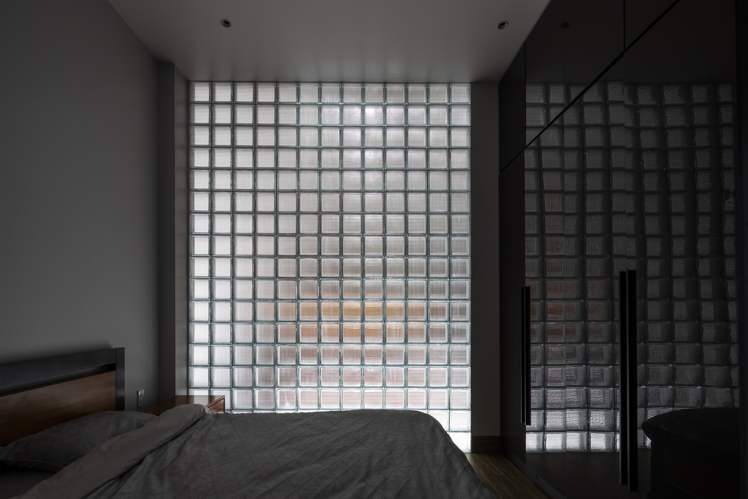 Gạch kính đảm bảo độ thoáng sáng cho phòng ngủ mà vẫn giữ được tính riêng tư thiết yếu.
