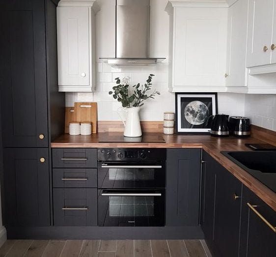 6. Tủ bếp màu đen có thể làm cho căn phòng của bạn rộng rãi hơn nhờ sự trung tính không có màu sắc của nó. Bạn có thể có những chiếc tủ lớn hơn hoặc cao hơn vì nó trông sẽ không cồng kềnh chút nào.