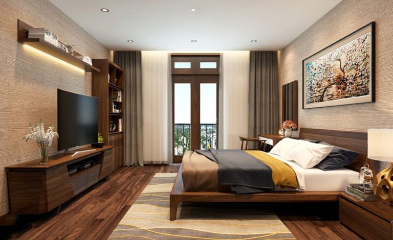 Phòng ngủ master sử dụng nội thất gỗ chủ đạo với tông màu trung tính tự nhiên. Cửa mở ra ban công đón sáng, lưu thông không khí tối ưu.