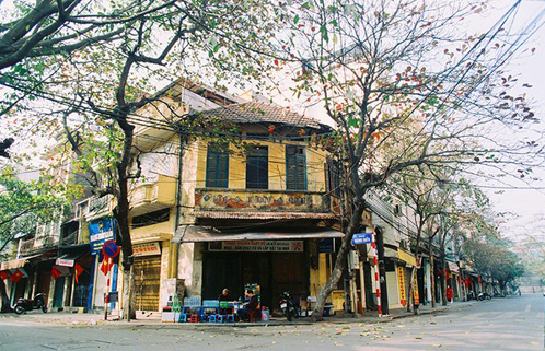 hình ảnh một căn biệt thự cũ ở Hà Nội với tường màu vàng phong cách Đông Dương, mái ngói