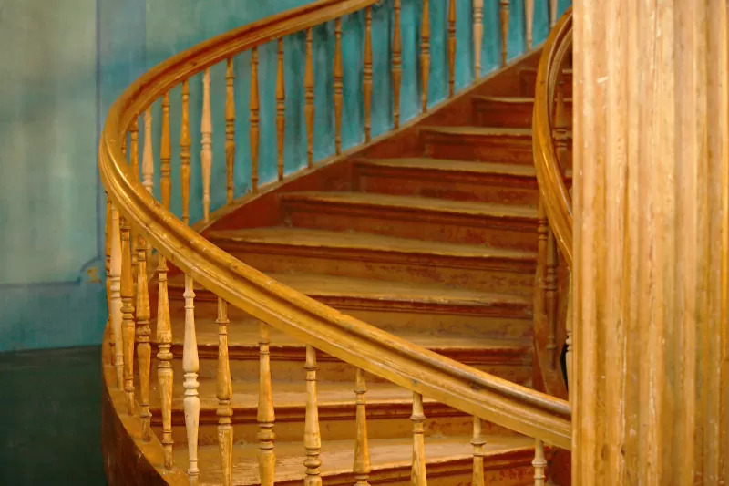 Cầu thang gỗ uốn lượn nhẹ nhàng theo chiều kim đồng hồ sẽ mang lại phong thủy tốt.