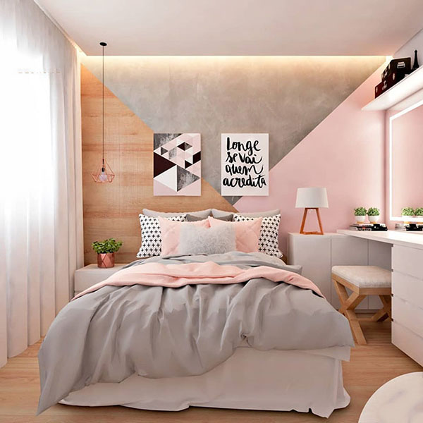 Phòng ngủ bé gái với ga gối màu hồng nhẹ nhàng, xinh tươi