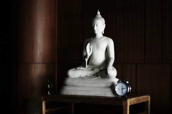 Tượng Phật bài trí trong phòng khách cần được đặt ở vị trí trang trọng.