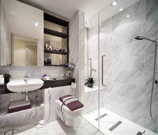 Phòng tắm - vệ sinh tiện nghi, sang trọng trong nhà ống 5 tầng. Vách kính trong suốt tách biệt hai khu khô ướt và tạo độ thoáng cho căn phòng.