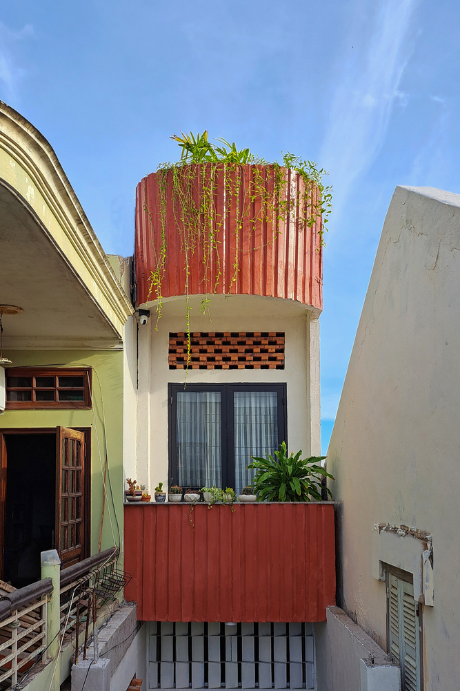 cận cảnh mặt tiền các tầng trên ngôi nhà nhỏ màu đỏ