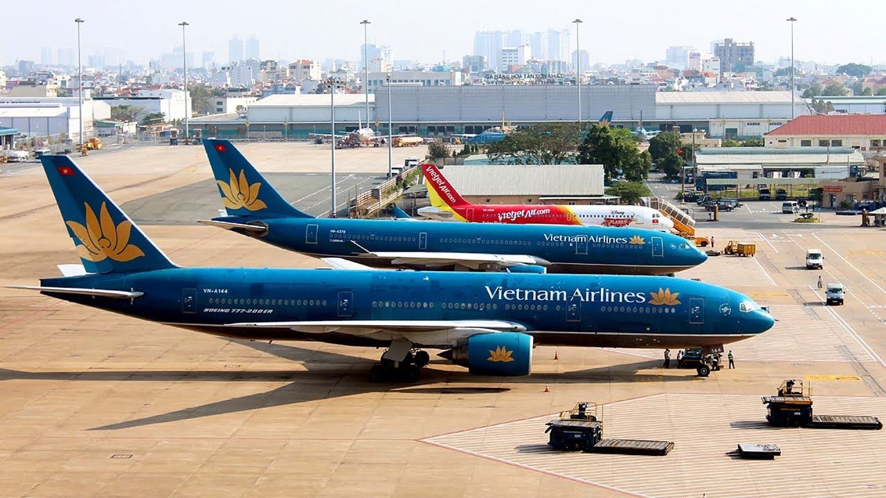 hình ảnh máy bay đậu chờ tại sân bay Nội Bài