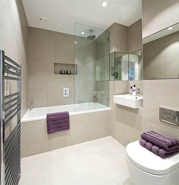 Mẫu thiết kế nội thất phòng tắm - vệ sinh hiện đại, tiện ích cho nhà ống 4 tầng mái Thái. Bảng màu sáng và chất liệu gương kính tạo cảm giác rộng thoáng cho căn phòng.