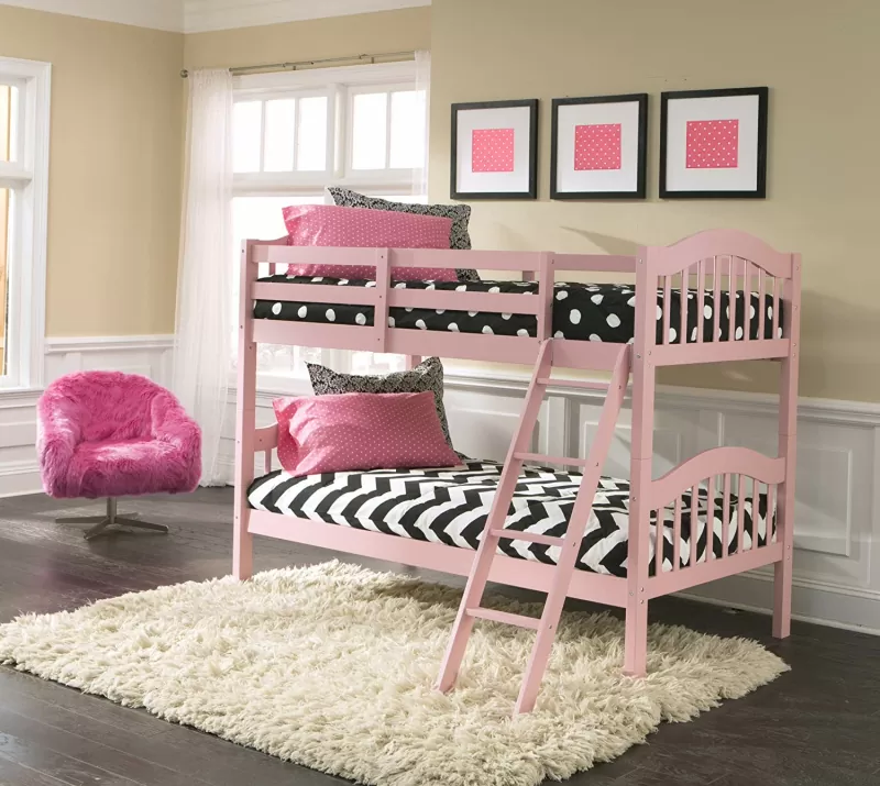 phòng ngủ trẻ em có giường tầng màu hồng, nệm họa tiết ngựa vằn đen trắng